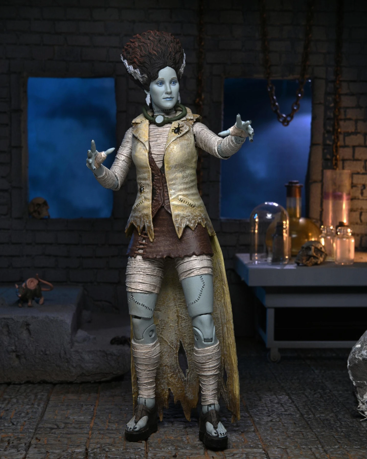 NECA Universal Monsters X Teenage Mutant Ninja Turtles Ultimate 7" Scale Action Figure - April As The Bride 7 NECA Universal Monsters X Teenage Mutant Ninja Turtles Ultimate 7" Scale Action Figure - April As The Bride - Image 5