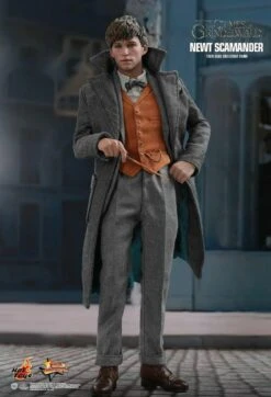Newt Scamander - Fantastic Beasts: The Crimes Of Grindelwald Hot Toys Collectibles 1/6 Scale Action Figure