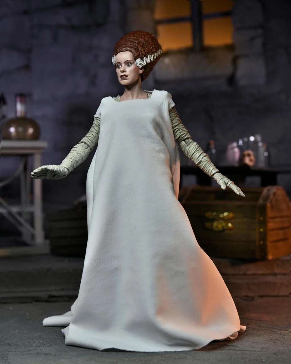 NECA Universal Monsters Ultimate 7 Inch Scale Action Figure - Bride Of Frankenstein 4 NECA Universal Monsters Ultimate 7 Inch Scale Action Figure - Bride Of Frankenstein - Image 2