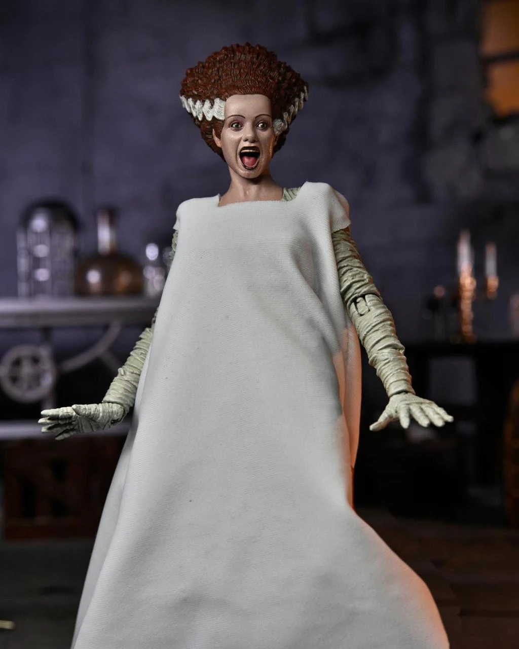 NECA Universal Monsters Ultimate 7 Inch Scale Action Figure - Bride Of Frankenstein 5 NECA Universal Monsters Ultimate 7 Inch Scale Action Figure - Bride Of Frankenstein - Image 3